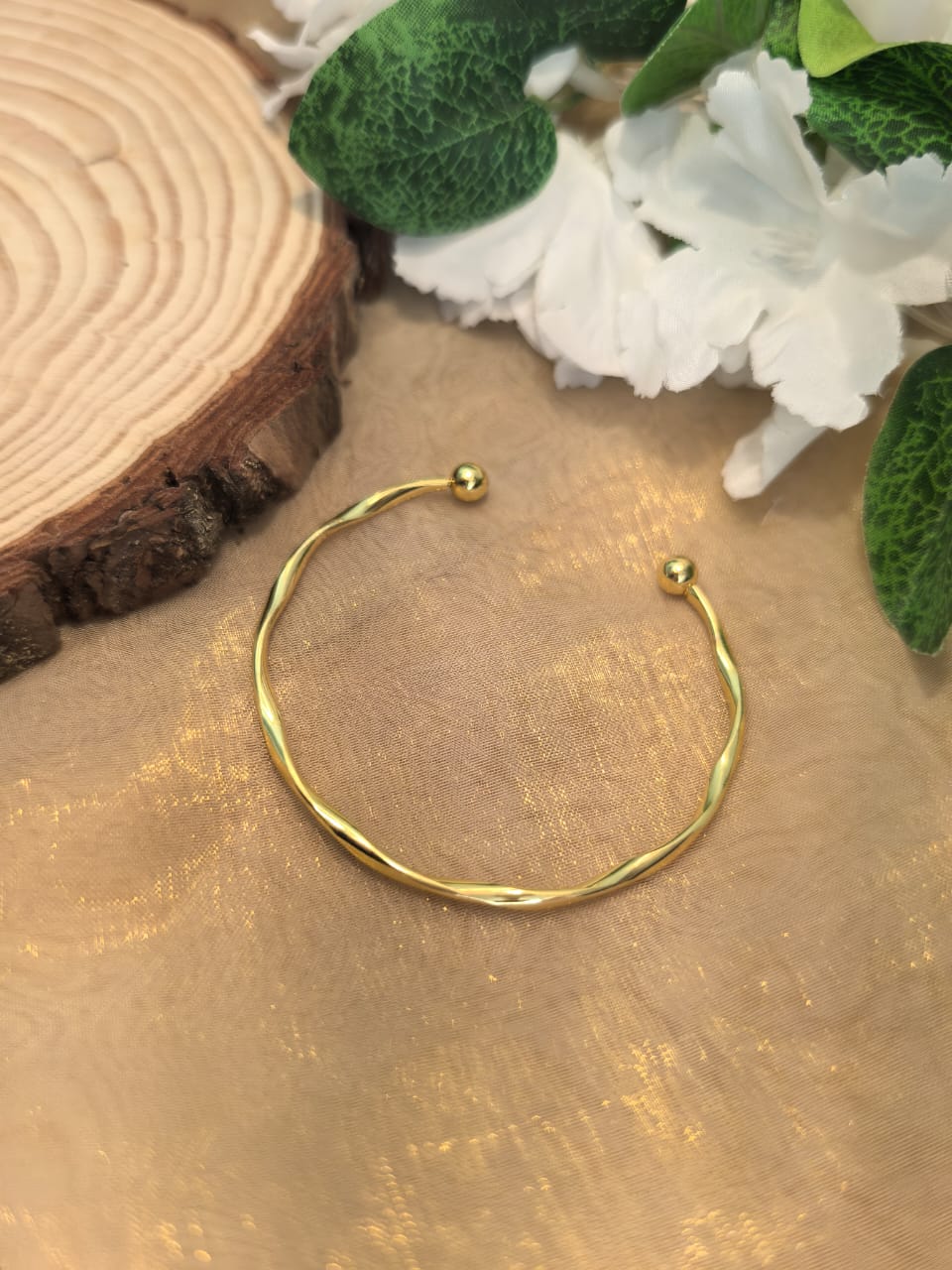 The Élance Twist Bangle
